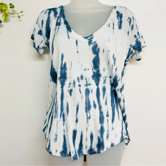 New! Chaser size medium tie dye v-neck short sleeve tee with cute back detailing - Picture 3 of 7